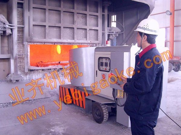 远程操控铝熔炼炉内合金均质+喷粉精炼净化综合作业车